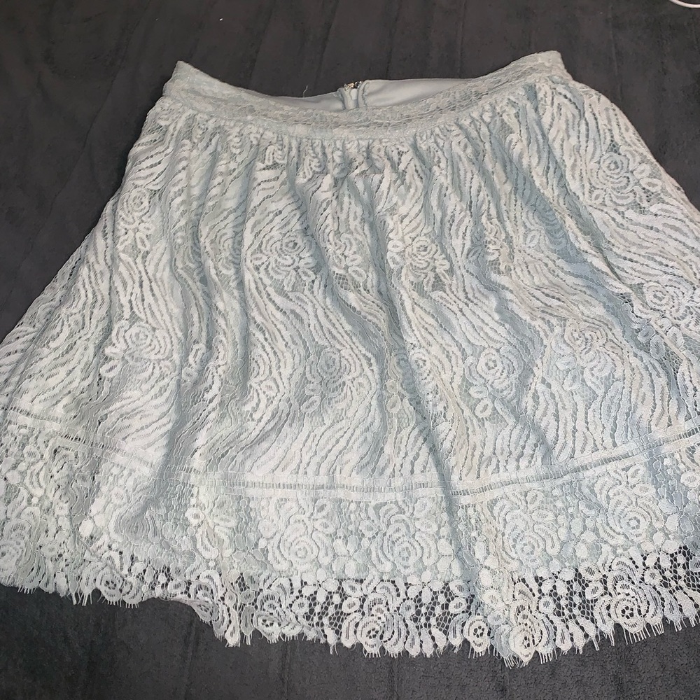 Cute flowy above knee pale mint skirt!